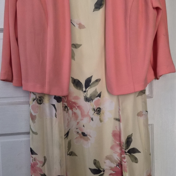 Studio One Coral and Cream Ensemble - Picture 1 of 3